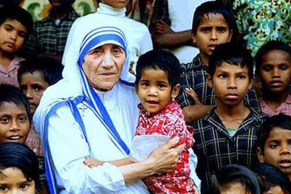Madre Teresa   voleva dare dignità ai poveri, ai malati e ai moribondi.